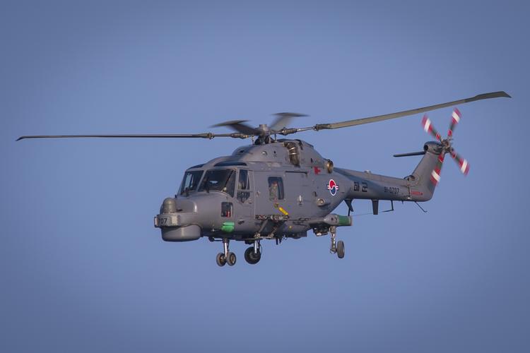 直升机是典型的军民两用产品,可以广泛的应用在运输,巡逻,旅游,救护等