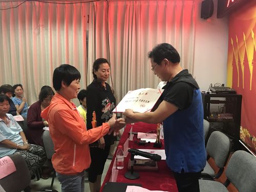 六里屯街道城市管理办公室李荣主任为受表彰优秀党员颁发荣誉