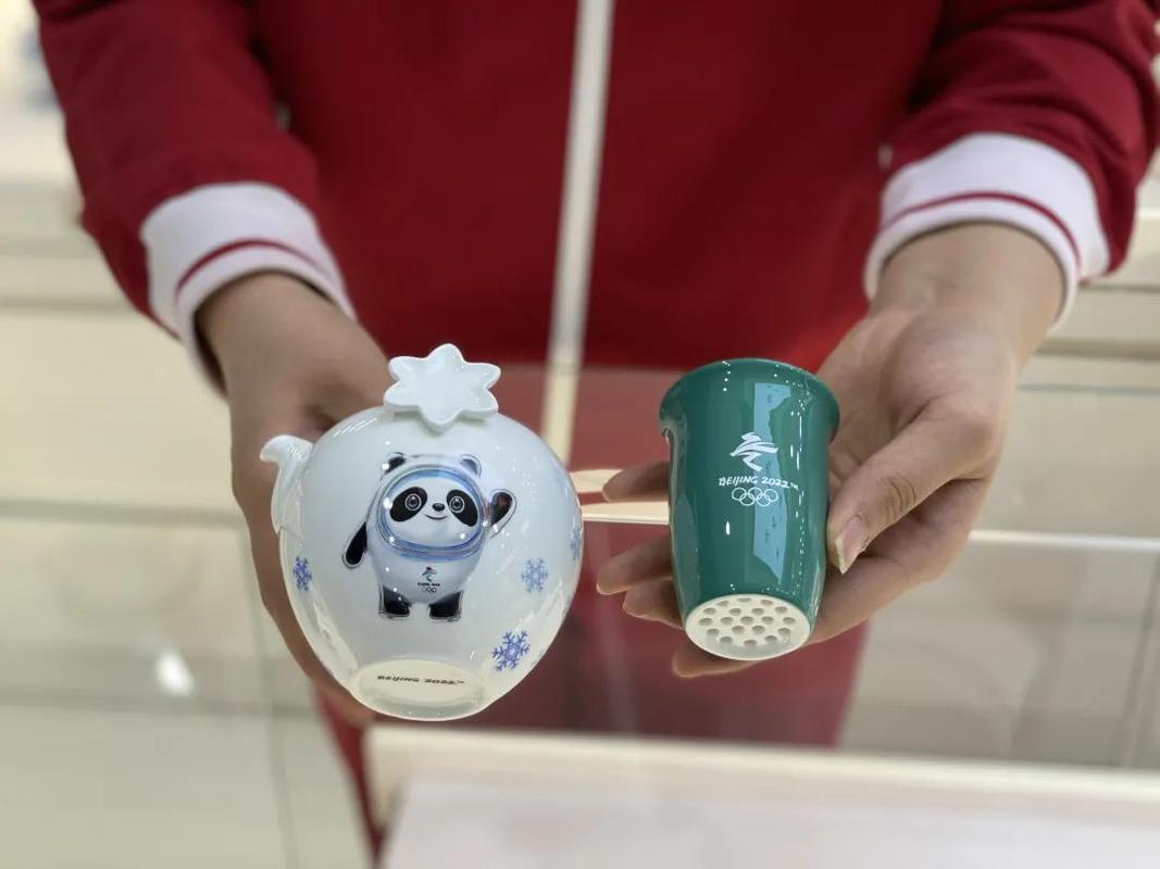 以冰墩墩和雪花造型相结合设计的陶瓷茶具,可组合成一体,方便携带.