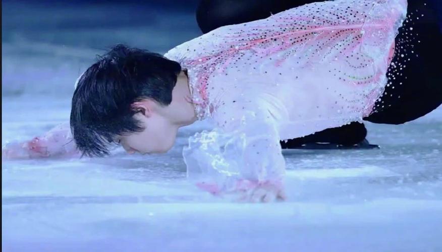 羽生结弦的名字有多浪漫#羽生结弦亲吻冰面这一幕真的太美了,幸得识