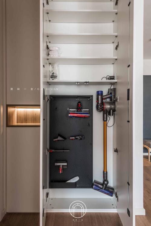 柜子里面预留了电源,戴森的吸尘器可以在里面充电.