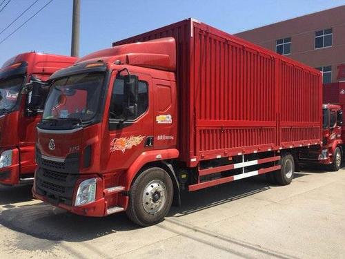 新乘龙m37米8厢式货车底盘到店