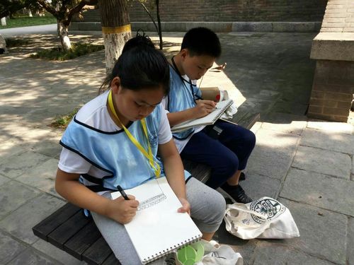 再来一张认真画画的样子