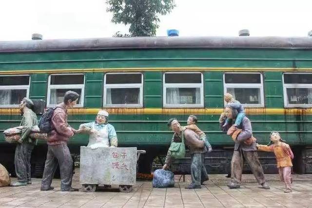 现在,绿皮火车又重回我们的视野,摇身一变成了文艺怀旧打卡标志,像在