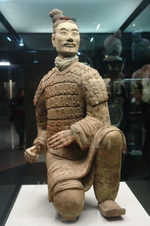 跪射俑的简笔画