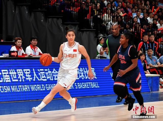 武汉军运会 中国八一女篮以119:71击败美国队
