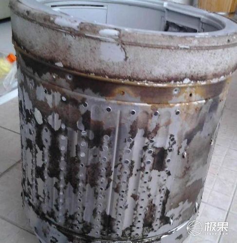 图为使用若干年的洗衣机内桶.
