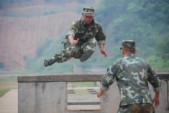 400米障碍训练.图片来源:人民武警报