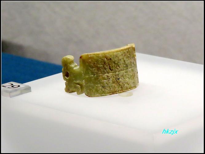鹦鹉首拱形玉饰(春秋,苏州严山玉器窖藏出土)