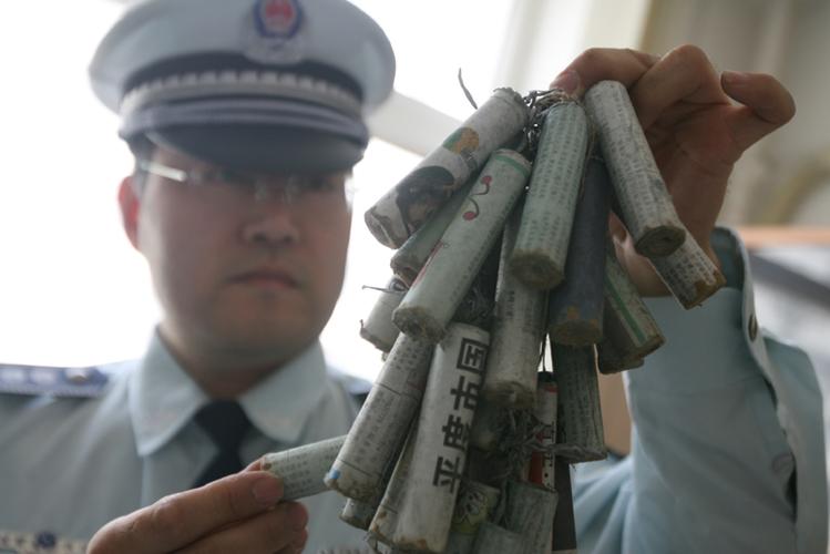 小贩胆忒大 路边兜售劣质鞭炮