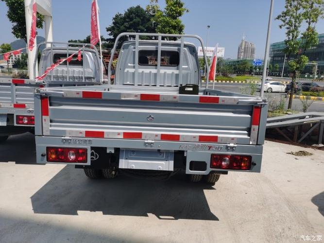 新品上市神骐t30家轿式货车