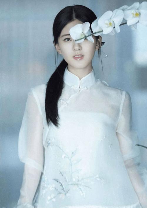 圆脸女人有多适合穿旗袍?看到赵露思,庆幸自己没有减肥