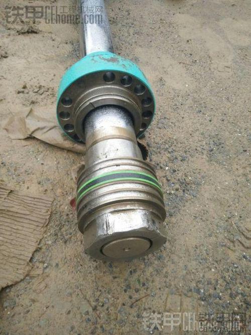 换大臂油缸油封,大螺丝取不下来