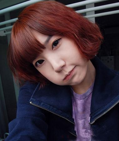 这款双马尾扎发很有日系原宿风格,粉色加紫色的双色染发个性十足,高扎