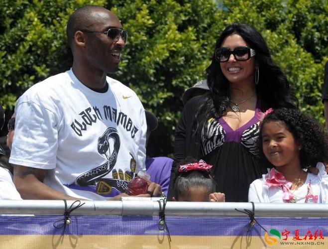 > 正文   保罗和科比是非常要好的朋友,所以在得知科比喜得第三个女儿