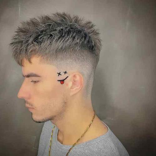 大部分男生还是比较喜欢简单的短发发型,主要是因为短发不需要浪费