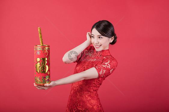 春节手拿福字鞭炮的美女
