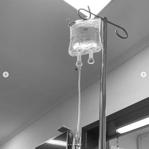 这组照片记录了自己抽血化验,输液,躺病床上和听歌的过程