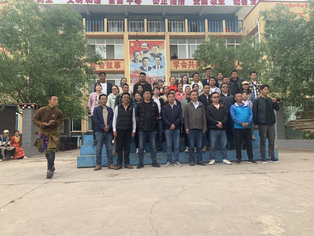 西藏贡觉县中学师生