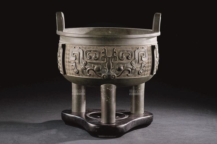 清代(1644～1911) 青铜饕餮纹双耳三足鼎