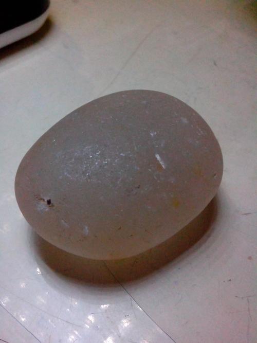 今天捡到一块石头,白色半透明,请各路大仙鉴定下