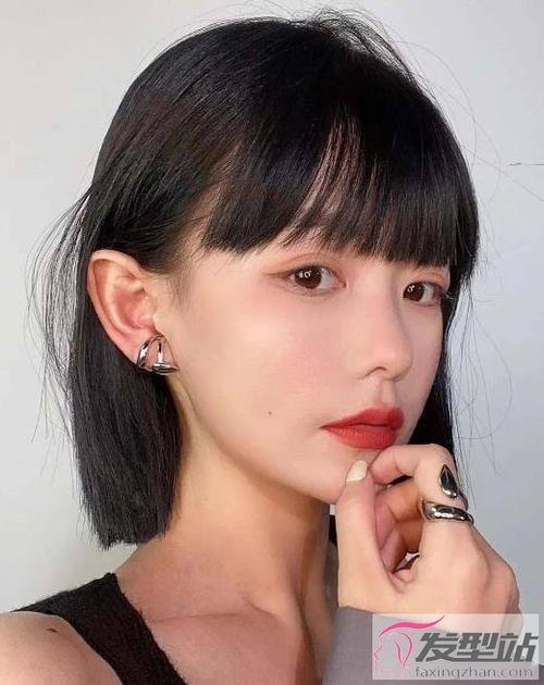 这款齐刘海和齐发尾的设计,简约低调之余又凸显出时尚与个性,一刀切