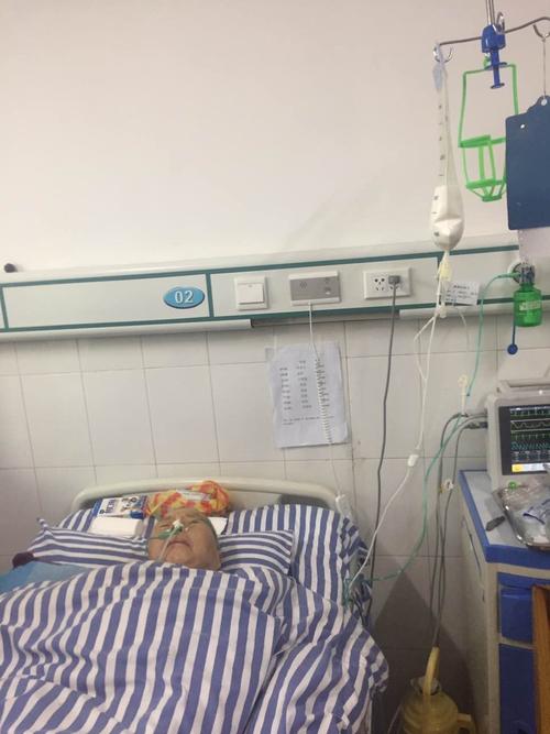 来到县医院住院部神经内科病房,看到卧病在床的老奶奶