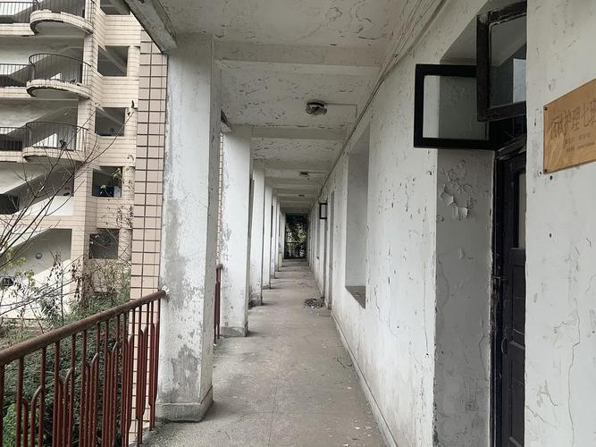 重庆 一个废弃的技工学校 里面的东西太诡异了 胆小慎入