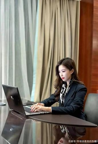 职场女性要怎么穿出自信?可以试下职业西装配西裙.