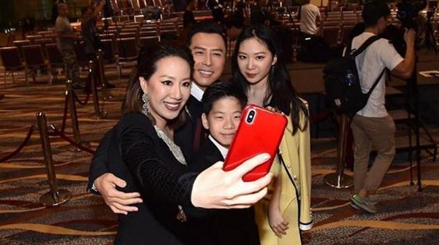 有一种发育过猛叫甄济如甄子丹晒女儿同框照焦点都在她身上