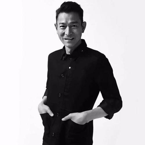 58岁刘德华自爆近照!丝绒马甲搭大背头,比抛妻弃女李连杰帅太多