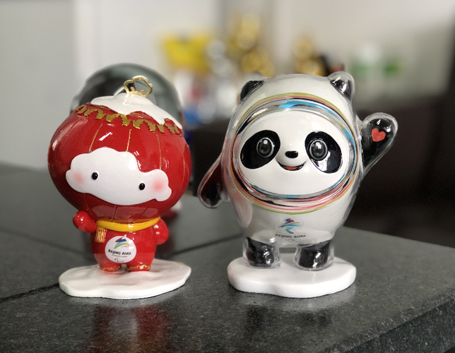 福建晋江恒盛玩具有限公司(毛绒版冰墩墩);福建德化县工厂(陶瓷版冰墩