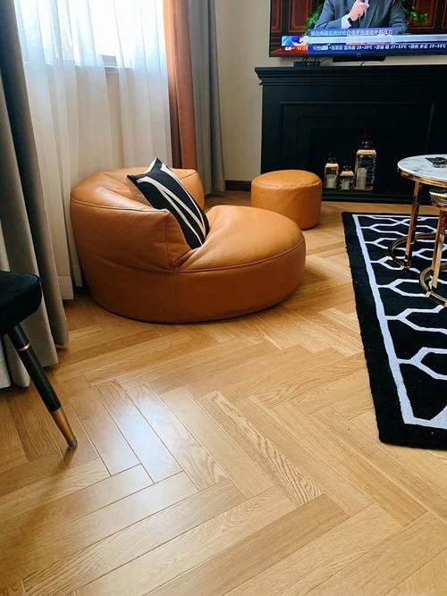 多层人字拼鱼骨拼实木复合地板橡木原木本色家用环保锁扣免龙骨