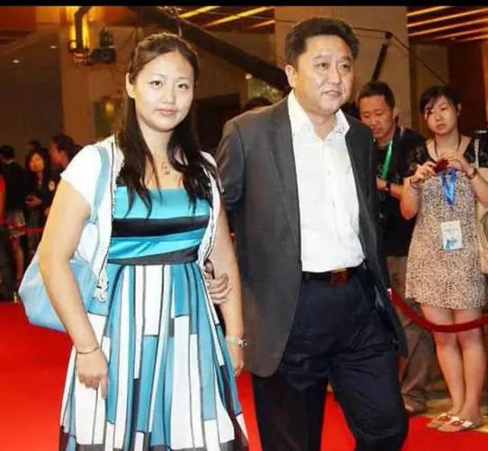 看到于谦的老婆的照片终于知道为什么郭德纲总爱占嫂子的便宜了