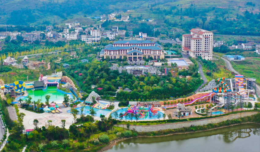 如今假期虽已接近尾声,但盘州胜境温泉依然游客络绎