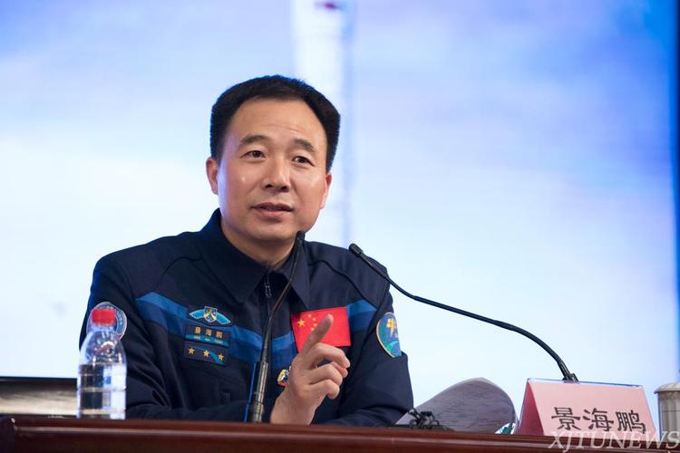 师生怀着激动与振奋的心情,共同聆听英雄航天员景海鹏将军的精彩报告