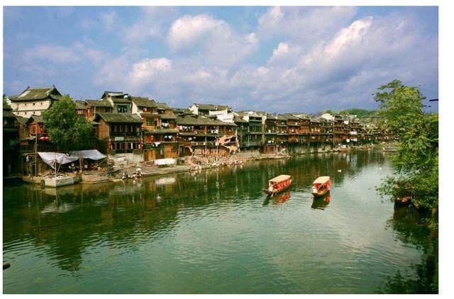 凤凰古城凤凰古城,位于湖南省湘西土家族苗族自治州的西南部,土地总