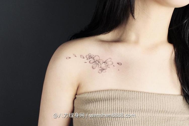 通州市高级工程师贾女生的锁骨素花小清新纹身图案欣赏