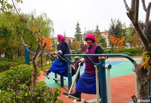 秋色映染香格里拉龙潭湖公园