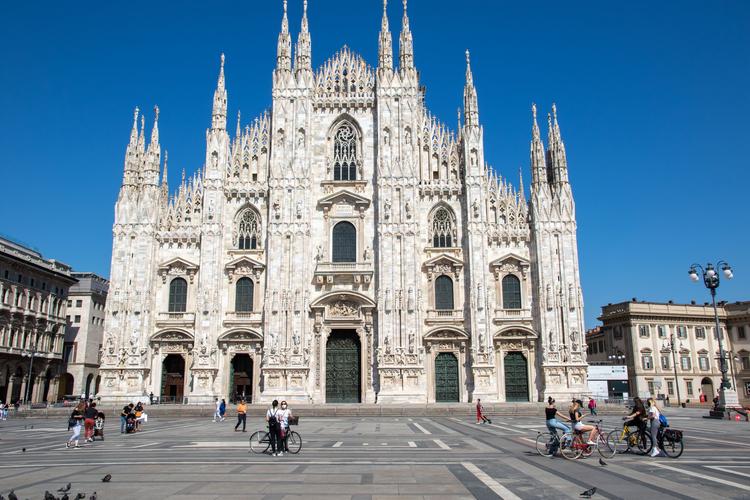 5月20日,在意大利米兰,人们经过米兰大教堂广场.
