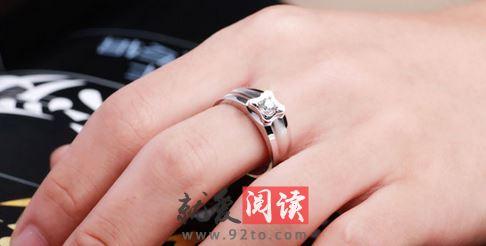 女生中指戴戒指