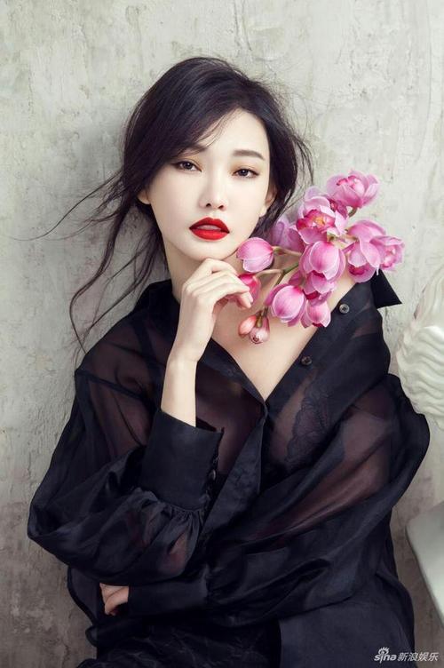 组图:童菲艺术感写真曝光 白皙嫩肌大秀美背 : 画面中