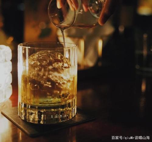 酒给我短暂的快乐;而你给了我瞬间的烟火