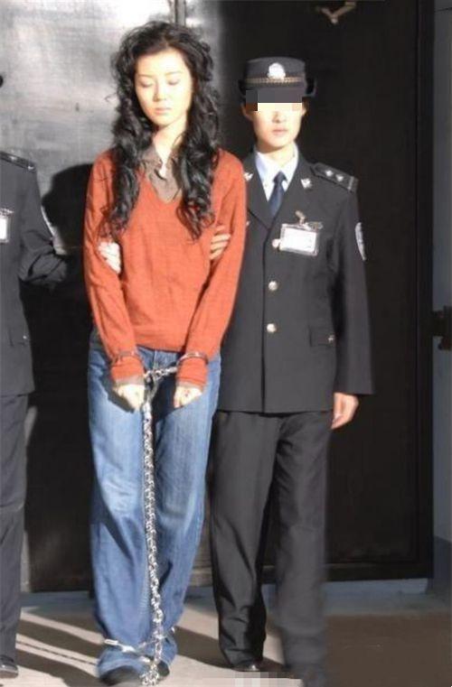 死刑犯毕丽梅被枪决,枪决结束后被按部就班拉往了火葬场,推进了火化间