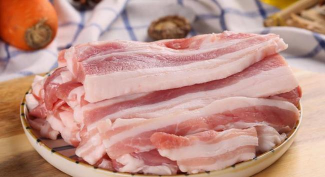 买五花肉时,对肉贩说买"三层肉",就知道你是行家,不敢