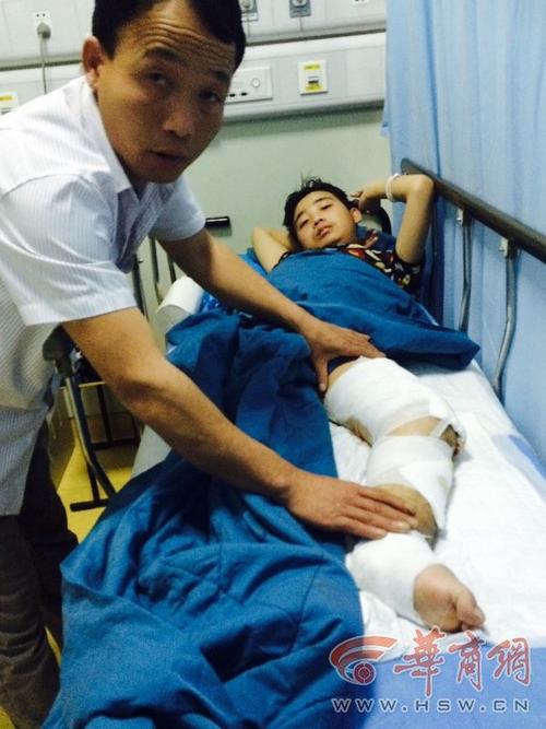 18岁男孩面临左腿截肢哭着说害了爸爸妈妈