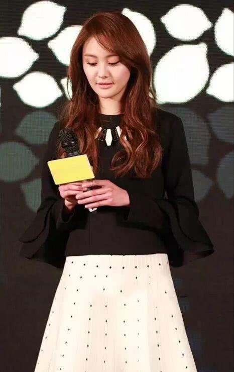 身高168的郑爽,穿短裙露美腿,网友身材真好