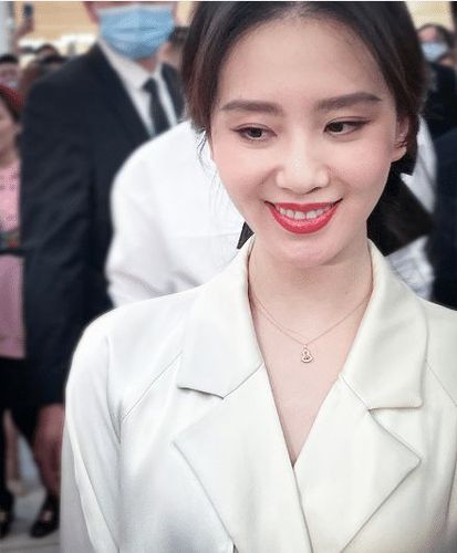 刘诗诗出席活动生图与修身差距大,眼袋重法令纹深还浮粉