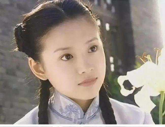 董洁  