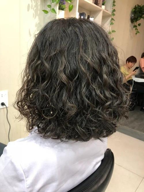 女人过了50岁,发型不能太夸张,我看好这3种|短发|烫发